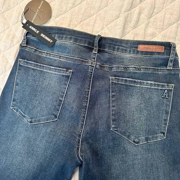 🆕 Articles of Society distressed jeans, NWT in Prairie wash, size 29. Brand NWT - Picture 5 of 8